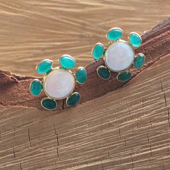 Pearl with green onyx studs